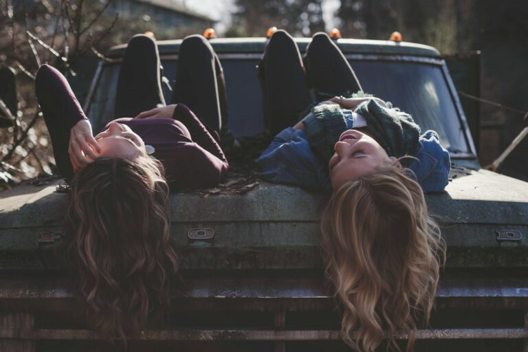 two women lying down on vehicle, Möglichkeiten nach dem Schulabschluss