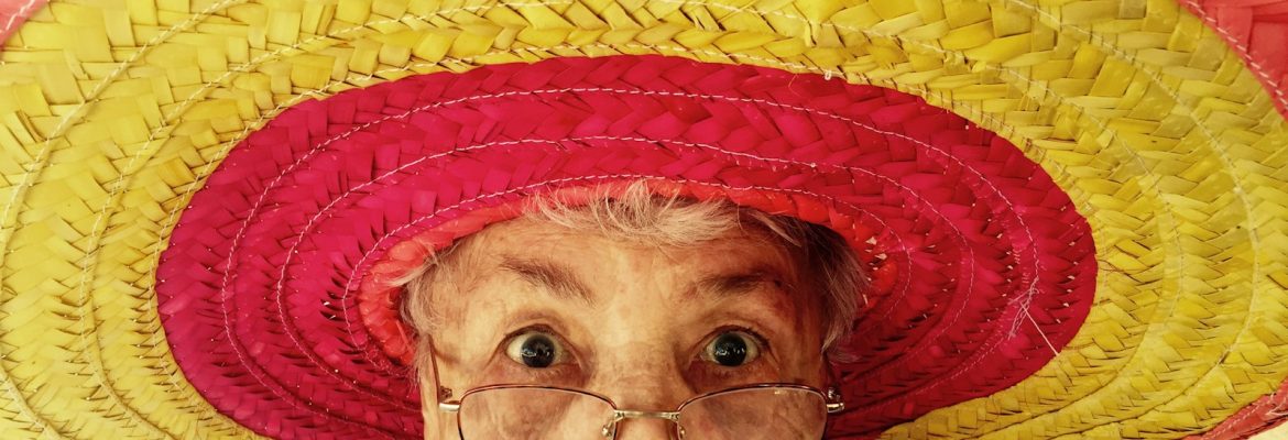 woman using eyeglasses and wearing hat, Gesundheit & Wohlbefinden im Alter