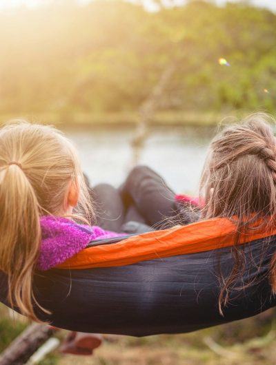 two women lying on hammock, Die Grundschulzeit