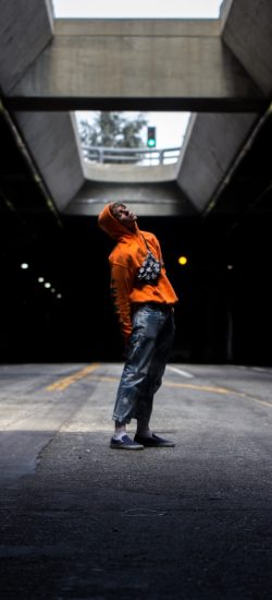 man wearing orange hoodie, Persönlichkeit und Selbstfindung